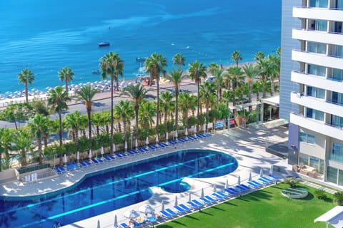 Outdoor pool, pool umbrellas, sun loungers