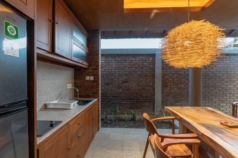 Deluxe Cottage, 1 Queen Bed, Non Smoking, Pool View | Living area