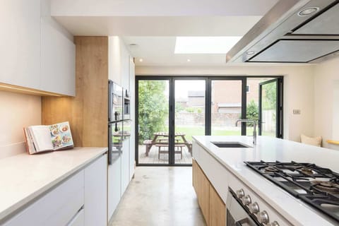 Welcome to this spacious 4-Bed house in between the City of Chichester and the coast.