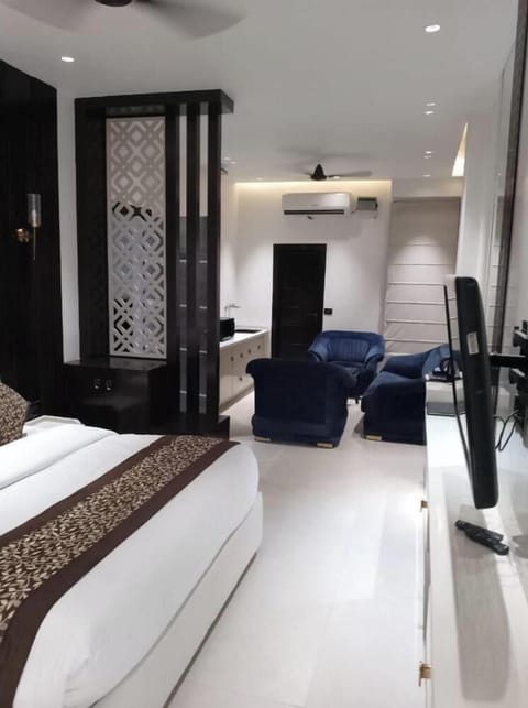 Basic Double Room | Premium bedding, WiFi (free), bed sheets