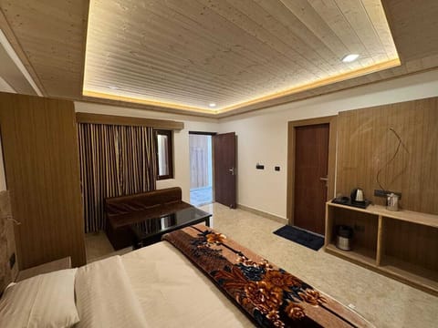 Deluxe Room, Mountain View | Desk, laptop workspace, free WiFi