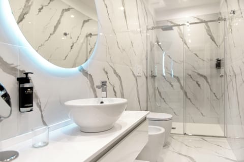 Exclusive Suite, 1 King Bed with Sofa bed, City View | Bathroom | Shower, hair dryer, towels, soap