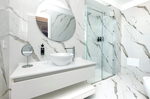 Family Suite, Balcony | Bathroom | Shower, hair dryer, towels, soap