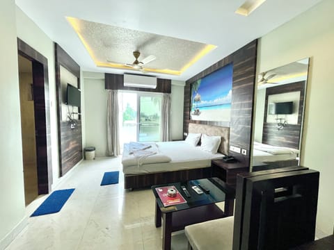 Deluxe Double Room | Premium bedding, desk, laptop workspace, WiFi (free)