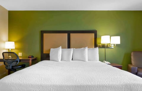 Studio, 1 King Bed, Non Smoking | Desk, iron/ironing board, WiFi (free)