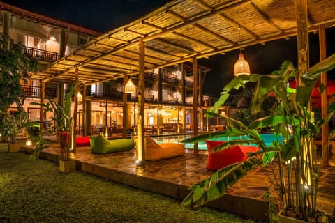 15 outdoor pools, pool umbrellas, lifeguards on site
