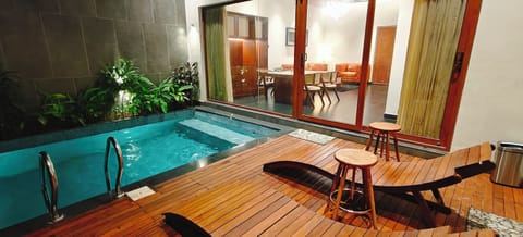 Presidential Suite, Pool View | Desk, laptop workspace, blackout drapes, free WiFi