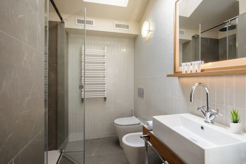 Suite | Bathroom | Free toiletries, hair dryer, slippers, towels