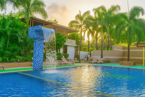 2 outdoor pools, sun loungers