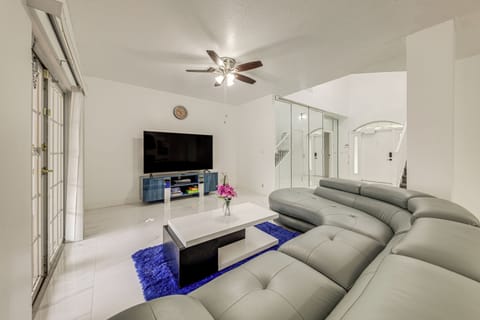 House (6 Bedrooms) | Interior