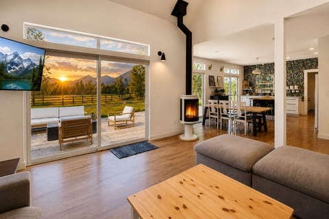 Cabin, 4 Bedrooms | Living area | Streaming services