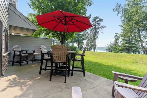 Lakeview Patio Dining with gas grill