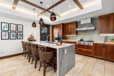 High-end appliances and elegant finishes at Laule'a #13 make every meal a pleasure to prepare and enjoy.