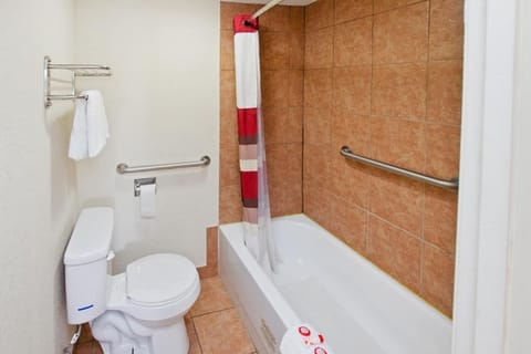 Deluxe Double Room | Bathroom | Bathtub, towels, soap, shampoo