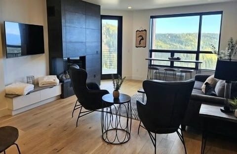 Indoors, Furniture, Living Room, Chair, Table