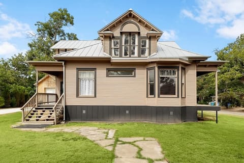 Pull up to this historic Seguin house with hassle-free driveway parking, just minutes from the Comal River. You'll love the easy keyless entry that lets you unpack and head straight to the water.
