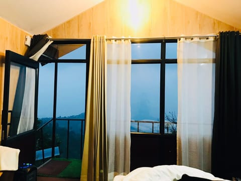Deluxe Double Room, Mountain View | Desk, laptop workspace, free WiFi