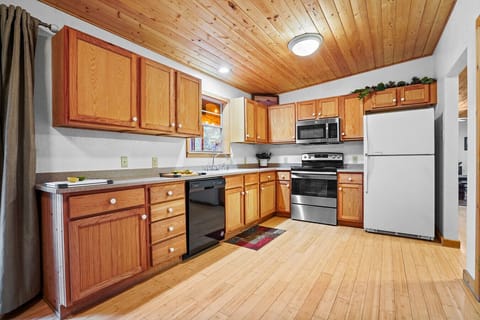 Full Kitchen | Wood Cabinets, Modern Appliances, and Warm Cabin Ambiance