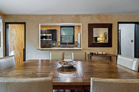 Condo, 2 Bedrooms, Non Smoking, Mountain View | In-room dining