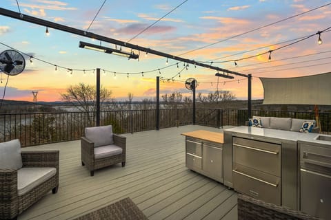 LUNAR LOOKOUT is a luxe, lakefront, 6BR home with spacious rooftop deck touting incredible lake and celestial views.
