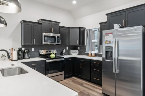 Cook up family favorites in this sleek, fully stocked kitchen, perfect for preparing meals together. 🍳🥘
