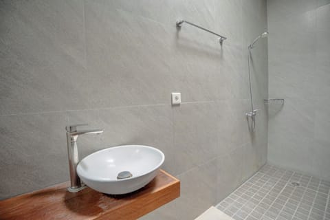 Deluxe Room | Bathroom | Shower, rainfall showerhead, towels, soap