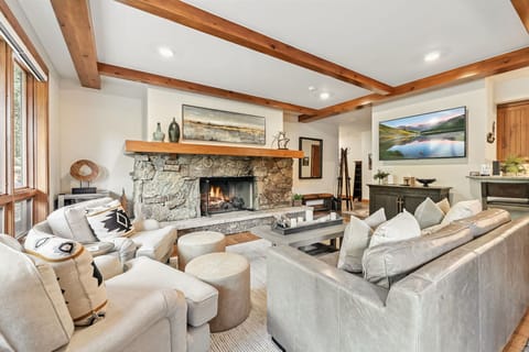 Living room: Gas fireplace, 65” Smart TV with cable, mountain views
