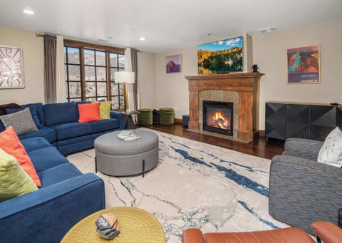 Living room: Gas fireplace, Smart TV with cable