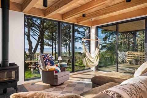 Welcome to CoHo! Please enjoy this one of a kind Rockaway Beach paradise with excellent views of the Twin Rocks.
