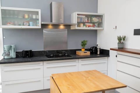 Première cuisine. Cuisine du Duplex du Domaine au Rez-de-chaussée avec tous les équipements nécessaires.