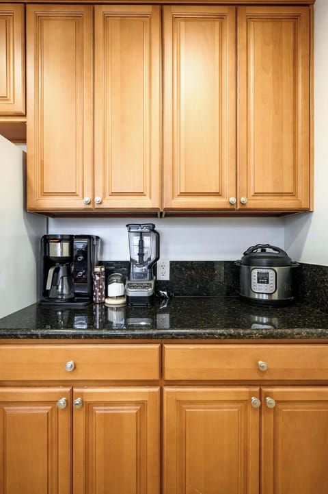 Apartment, 2 Queen Beds, Patio, Garden View (307-3 Alhambra) | Interior