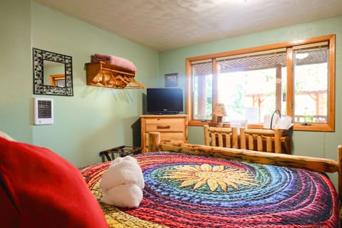 Standard Room, 1 Queen Bed, Non Smoking | Individually decorated, individually furnished, free WiFi