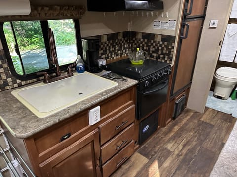 Standard Studio Suite, Non Smoking, Mountain View | Private kitchen | Microwave, dining tables