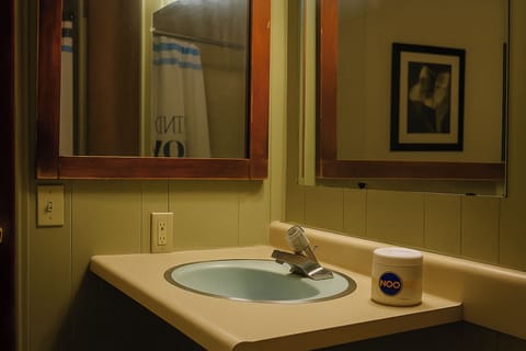 King Bed Non-Smoking | Bathroom | Towels