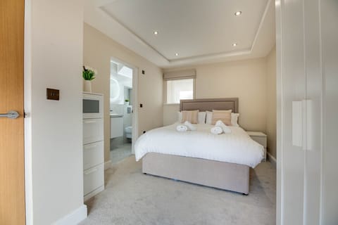 Master Bedroom King Size En-Suite