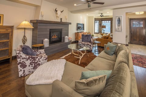 Ample seating for the whole family | Main Level