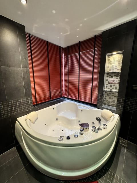 L08 Penthouse Suite, Modern Condo On Bangla Road (6624)