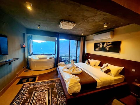 Honeymoon Suite | In-room safe, soundproofing, iron/ironing board (on request)