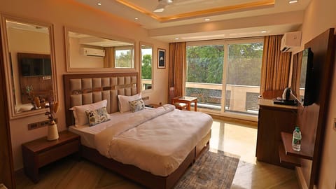 Business Deluxe with Balcony | Desk, laptop workspace, soundproofing, free WiFi