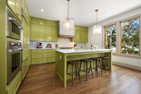 Gorgeous, fully stocked kitchen with high end appliances, walk in pantry, and dining table for 6.