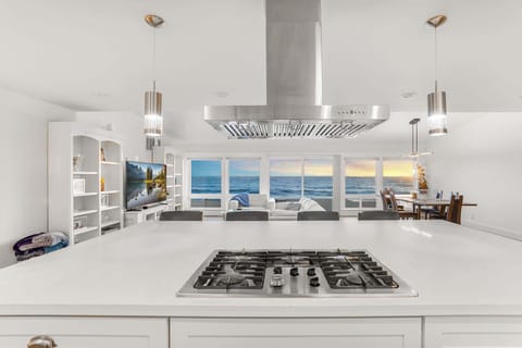 House, Oceanfront (3 Bedrooms) | Private kitchen | Fridge, microwave, oven, stovetop
