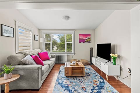 Bright & cozy space with smart TV