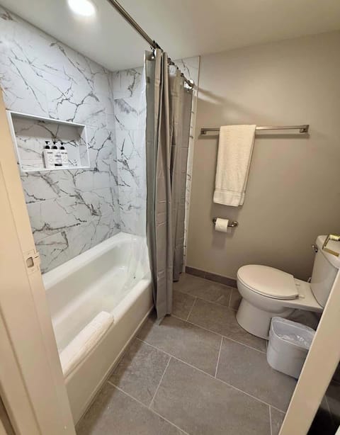 Discover a clean, practical bath designed for your daily routine.