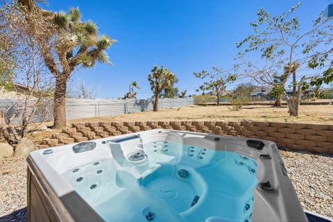 House, 3 Bedrooms | Outdoor spa tub