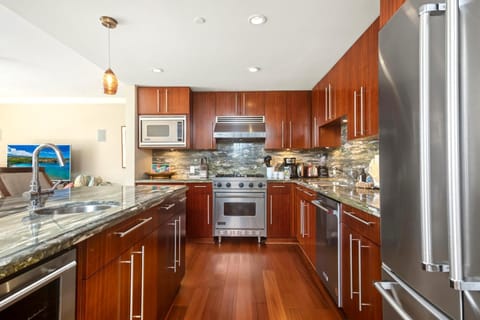 Enjoy your sleek gourmet kitchen for easy breakfasts for check-inspired family dinners  HKK-449
