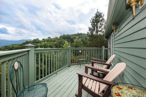 Mountain View Paradise's relaxing decks with VIEWS!
