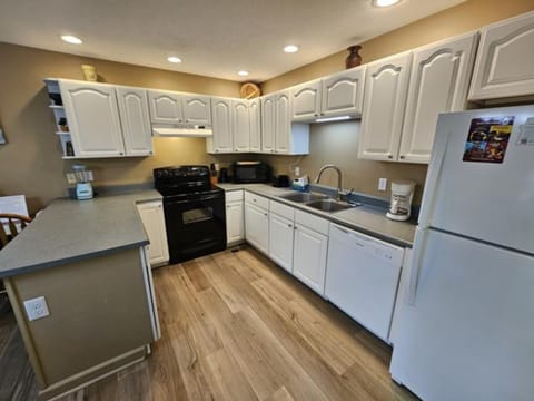 Signature House, 3 Bedrooms, Hot Tub, Mountain View | Private kitchen | Fridge, microwave, oven, stovetop