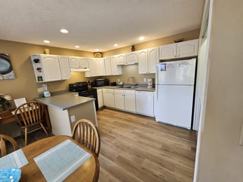 Signature House, 3 Bedrooms, Hot Tub, Mountain View | Private kitchen | Fridge, microwave, oven, stovetop