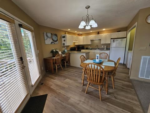 Signature House, 3 Bedrooms, Hot Tub, Mountain View | In-room dining