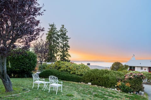 Green surroundings great for relaxing outdoors.